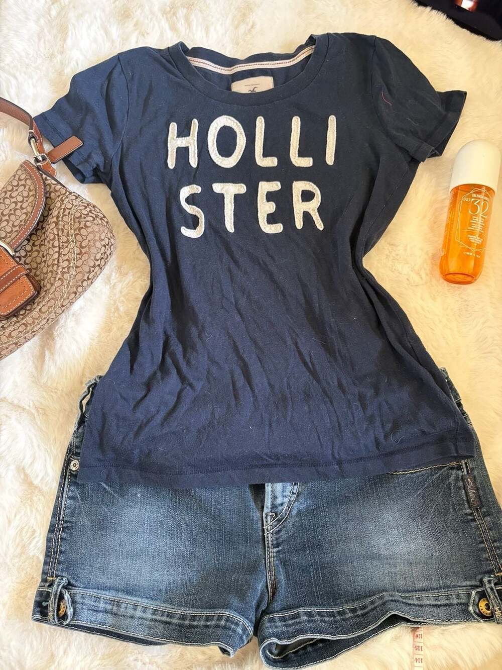 Hollister Graphic T-Shirt Size M Navy Blue Short Sleeve Applique Logo
